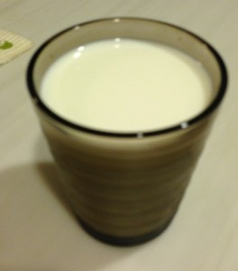 牛乳と酢の混合ドリンク